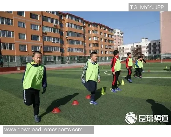 踢高球足球的技巧与训练方法探讨提升球技的有效途径与实践经验分享